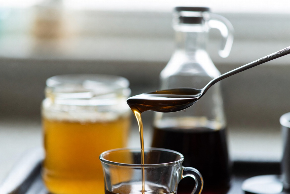 Natural sore throat remedy mixing honey and vinegar, antibacterial home treatment tablespoon dose